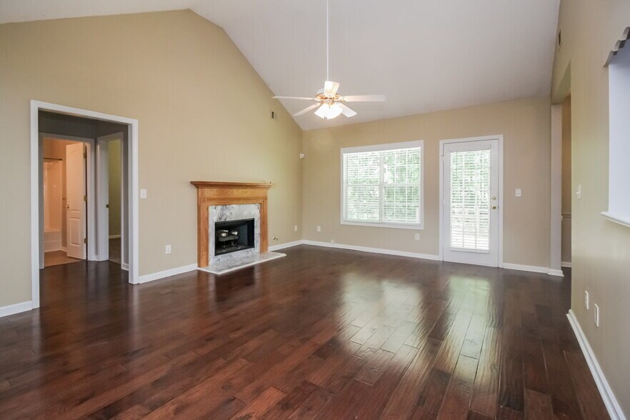 Building Photo - 1331 Vine Cir