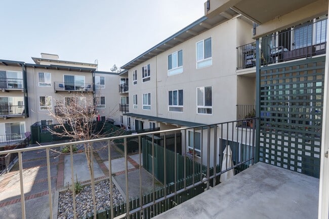Building Photo - 1 Bed / 1 Bath pet friendly condo with parking in beautiful San Mateo. YouTube Tour!