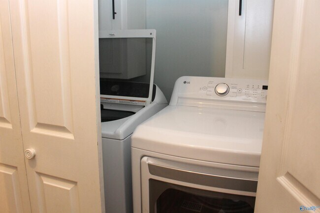 Building Photo - 101 Cresent Circle