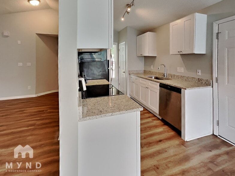 Building Photo - 2209 Maybrook Dr