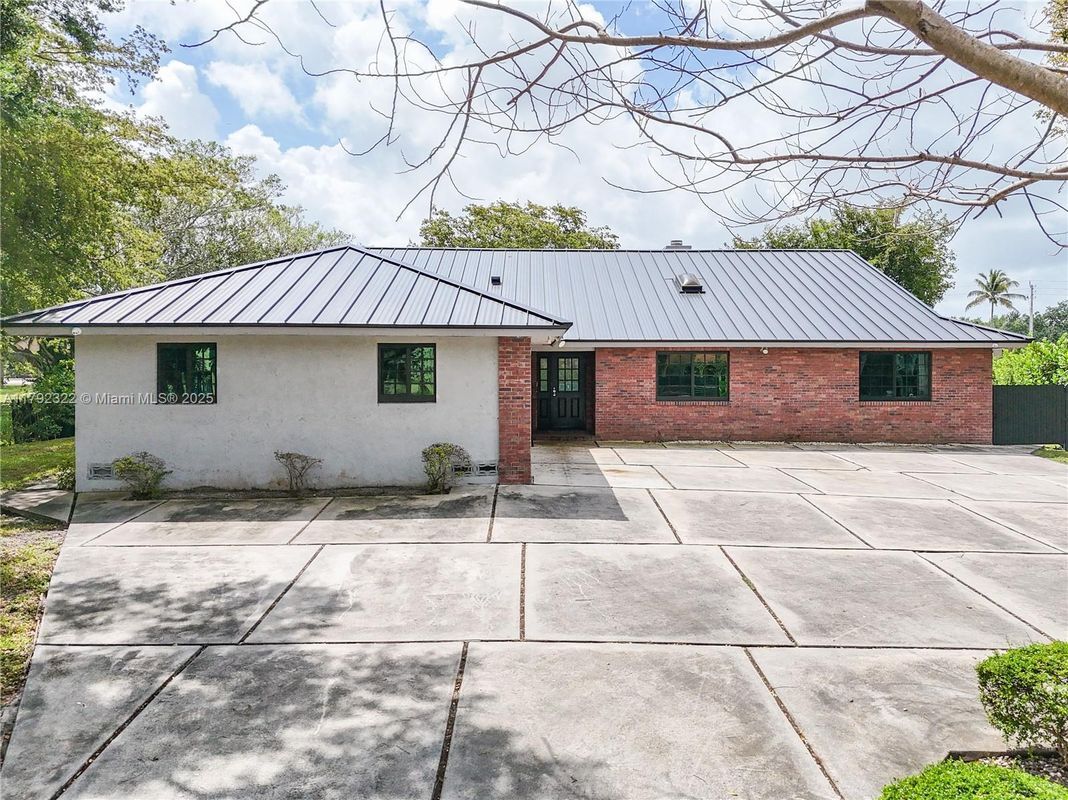 Building Photo - 9620 NW 26th Ct