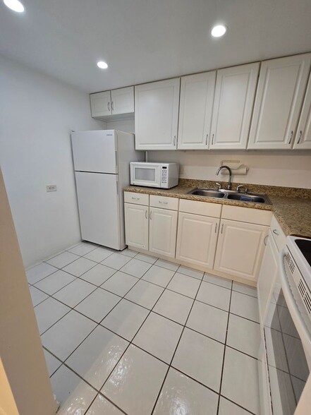 Building Photo - 3730 Inverrary Dr