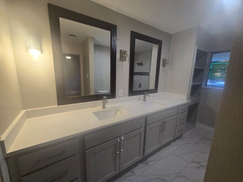 Building Photo - 4911 Belle Ellen