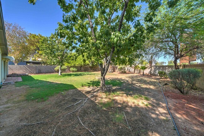 Building Photo - 5945 S Palm Dr