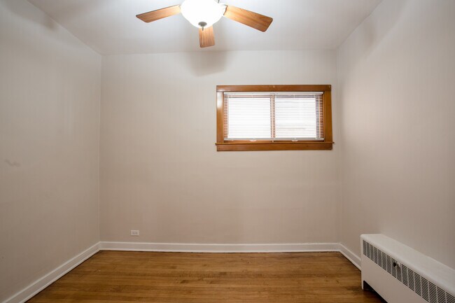 Building Photo - 2440 W Cuyler Ave