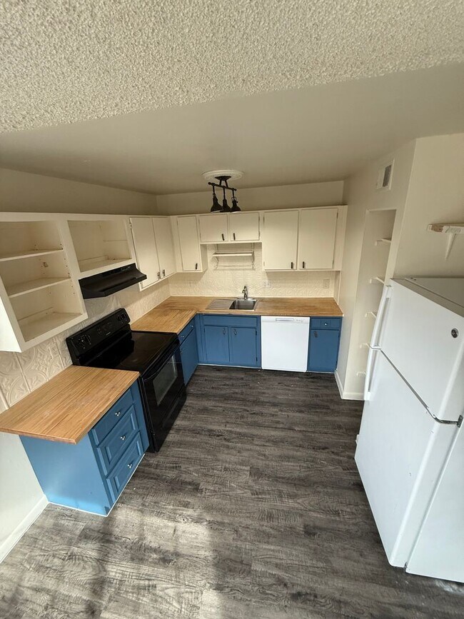 Building Photo - Spacious 3 Bedroom 2 Bathroom Condo in Eas...