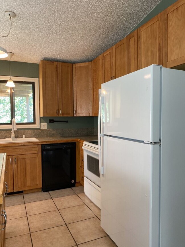 Building Photo - STUDENTS WELCOME! 4 Bed 3 Bath Home in West Ft Collins w/ Garage and Fenced Yard - Lawn Care Incl...