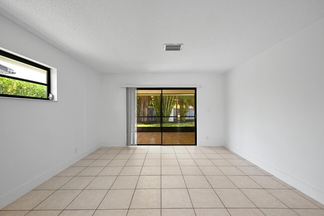 Building Photo - 498 NE 42nd St