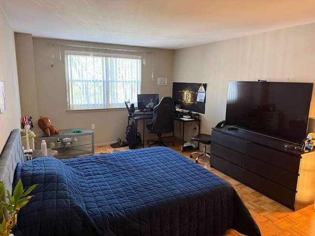 Building Photo - 893 Farmington Ave