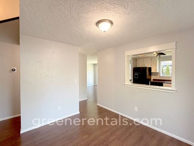 Building Photo - 3BD/1.5BA in Desired West Olympia Location