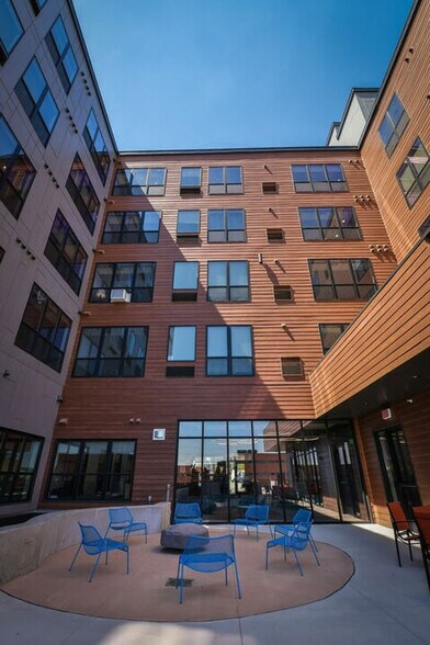 Building Photo - 1400 E Walnut St