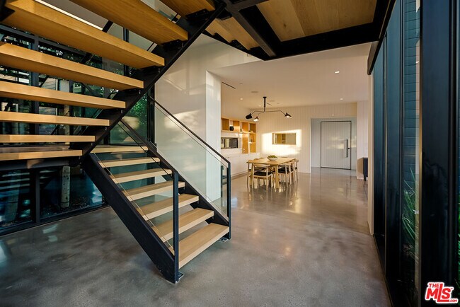 Building Photo - 901 Flower Ave