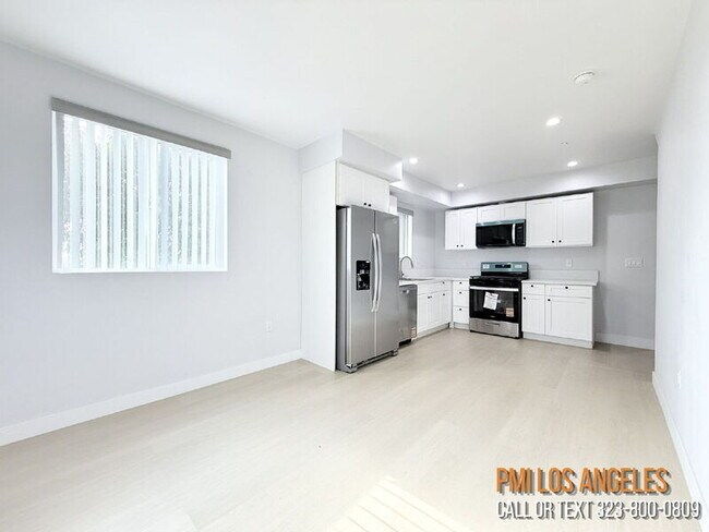 Building Photo - 208 E 87th St
