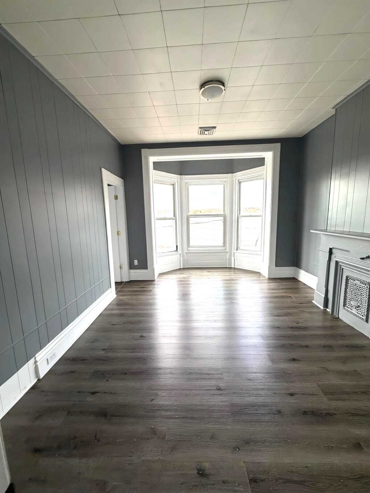 Building Photo - 204 1st St