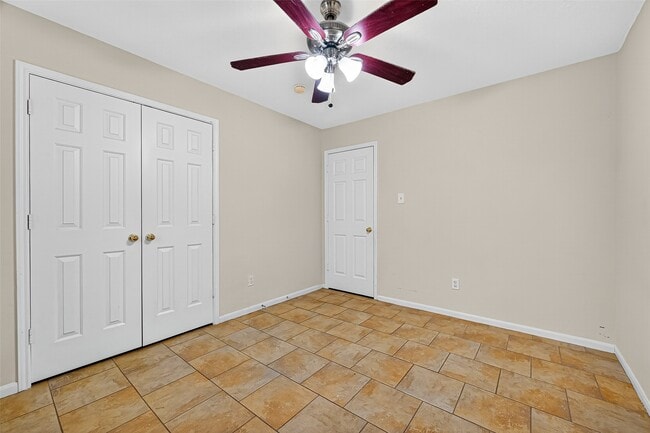 Building Photo - 15242 Kingsbridge Way