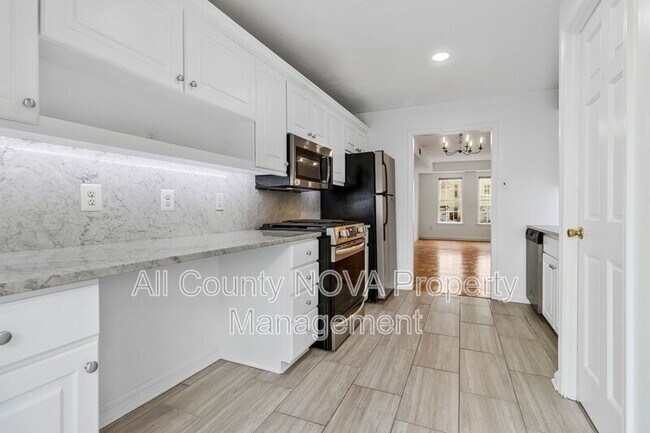 Building Photo - 123 E St SE