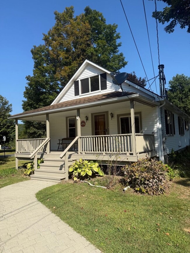 Building Photo - 3 Bedroom House With Large Yard and 2 Bath...