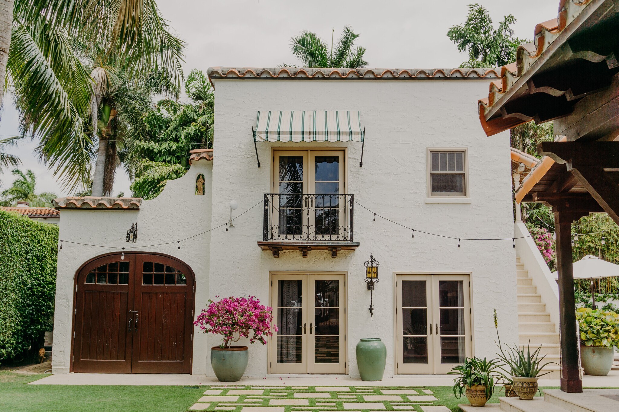Facade of cottage with balcony - 213 E Lakewood Rd