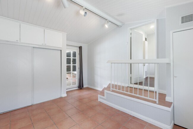 Building Photo - Spacious 5-Bedroom, 3-Bath Home with Pool ...