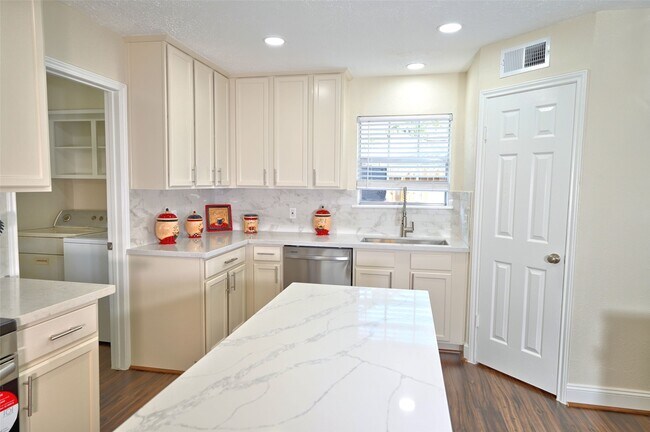 Building Photo - 11822 Hillbrook Dr