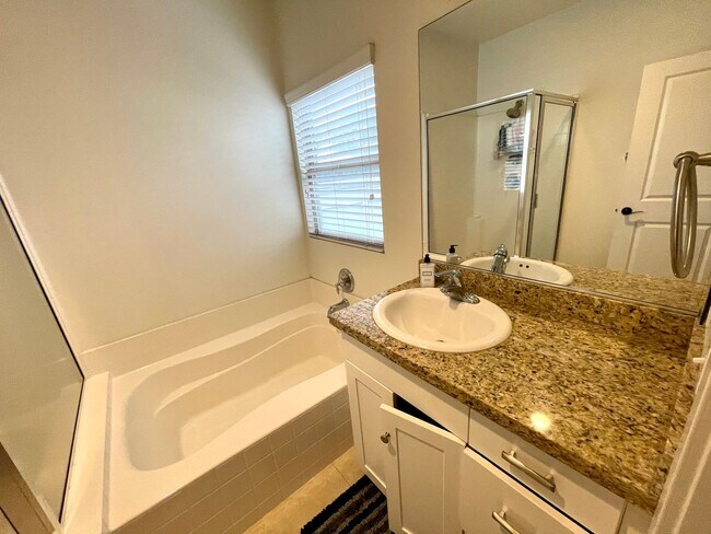 Building Photo - Modern and Chic 2 bed 2.5 bath in Newport Beach!!!