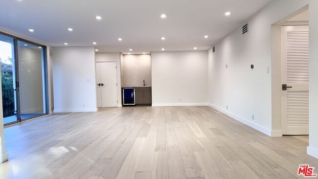 Building Photo - 414 N Palm Dr