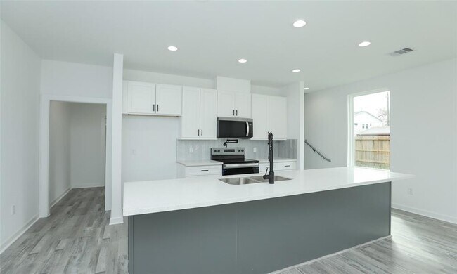 Building Photo - 9315 Ashville Dr