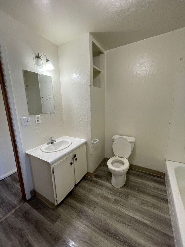 Building Photo - 2148