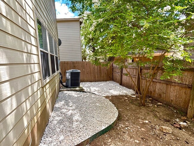 Building Photo - Spacious 3 beds, 2.5 baths in Bristol Forest!