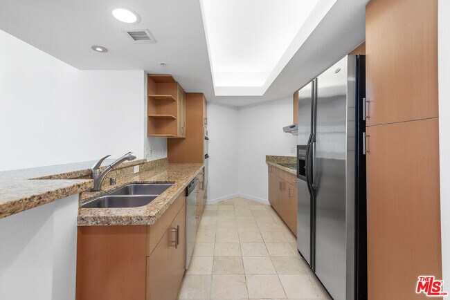 Building Photo - 13700 Marina Pointe Dr