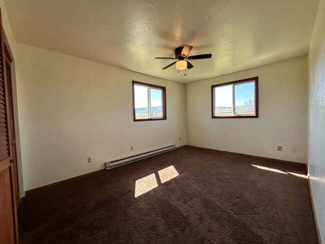 Building Photo - 2 bed, 1 Bath in Hamilton. Includes one ca...
