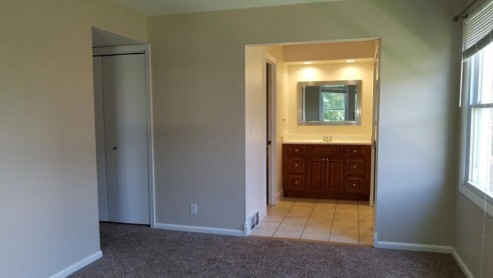 Bathroom - 2107 Glouchester Dr