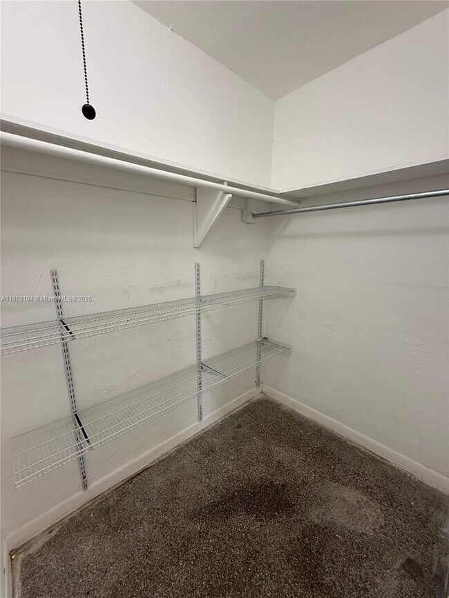 Building Photo - 361 Sharar Ave