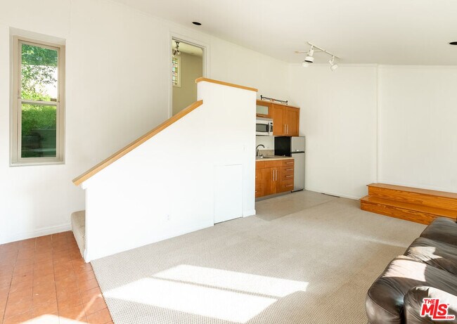 Building Photo - 21338 Colina Dr