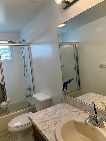 Building Photo - 647 Shore Dr