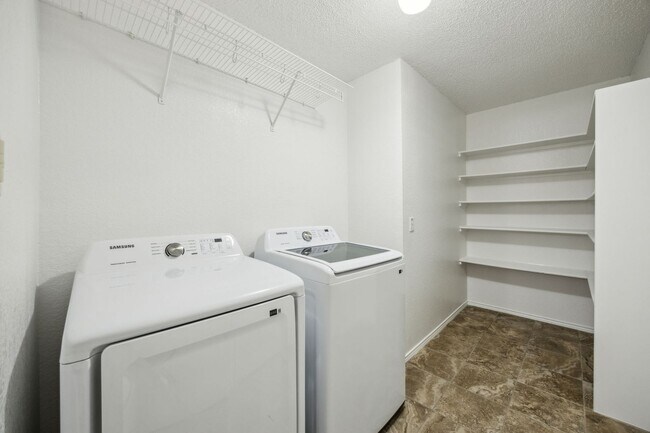 Building Photo - Welcome Home to Winding Creek !