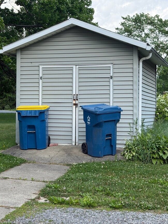 Building Photo - 3423 Ellwood Rd