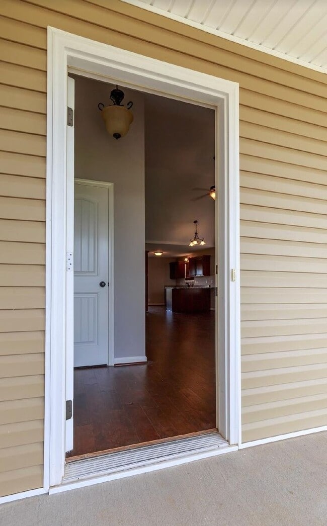 Building Photo - 3 Bedroom Dog Friendly Home For Rent!
