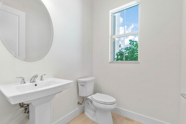 Building Photo - 9237 Crestview Cir