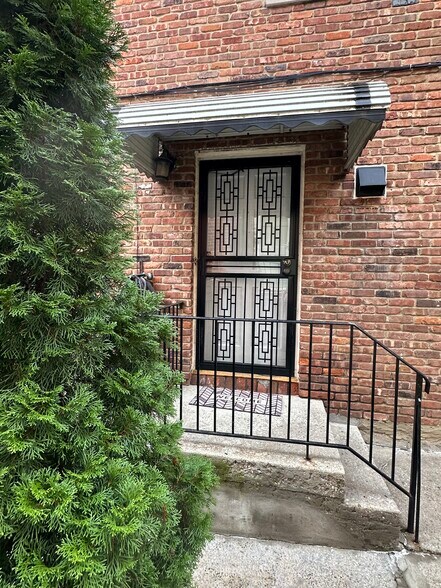 Private Entrance - 1843 Clintonville St