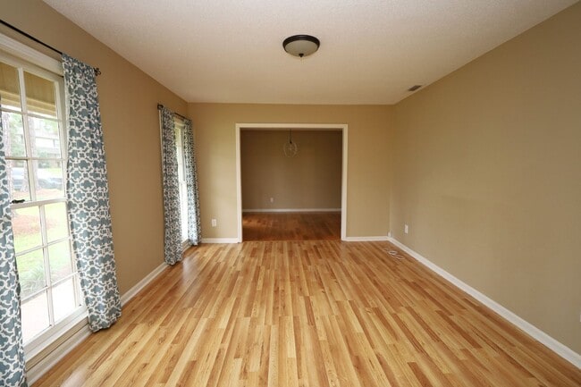 Building Photo - 1209 Linda Dr