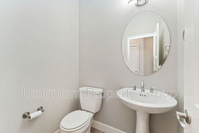 Building Photo - 1303 S Oak Ct.