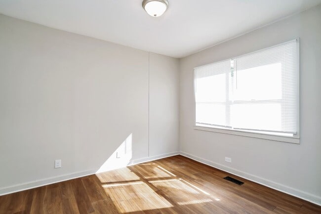 Building Photo - AVAILABLE NOW! Home for rent in Leeds AL! Close to shopping and food!