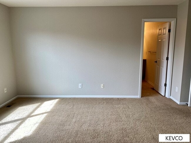 Building Photo - Bright, Comfortable Two Bedroom Townhouse!