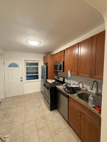Building Photo - 1114 Rhinelander Ave