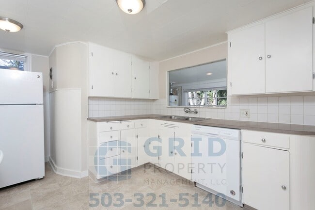 Building Photo - Two Bedroom Craftsman Home Available in th...