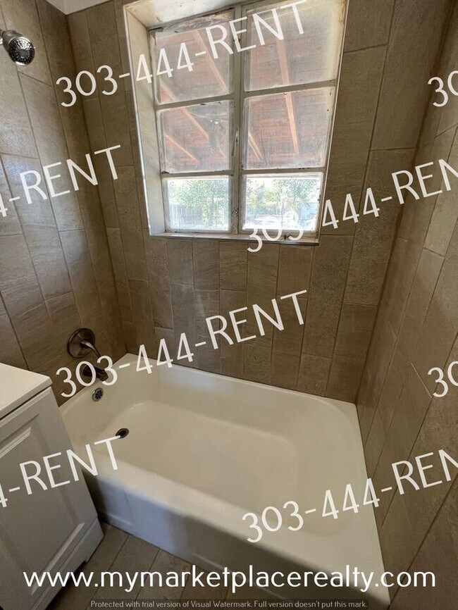 Building Photo - Nice house - 3 Bedroom, 1 bedroom