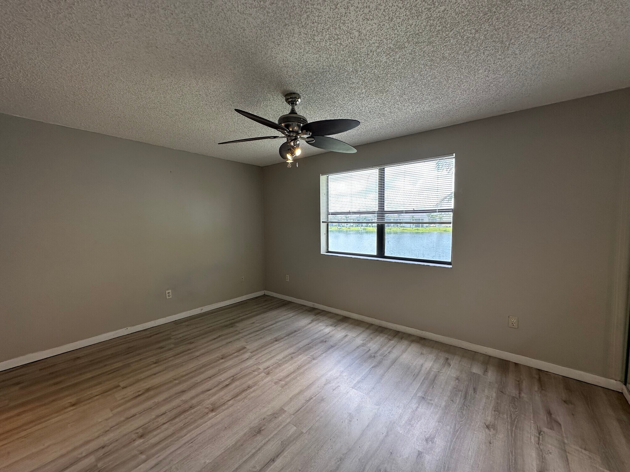Building Photo - 1024 S Independence Dr