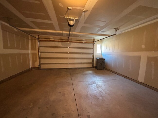 Building Photo - SPACIOUS TOWNHOME FOR RENT!