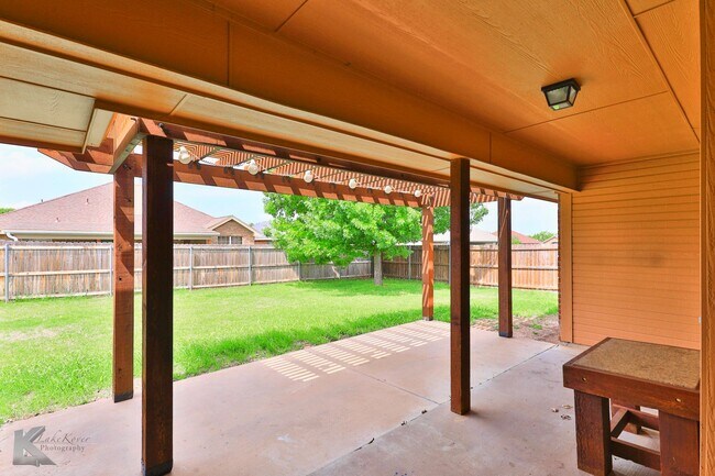 Building Photo - 4 bed 2 bath; newer carpet!